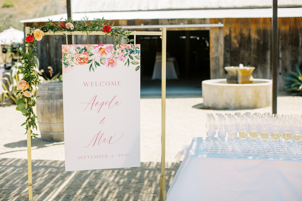 Welcome wedding sign and champagne