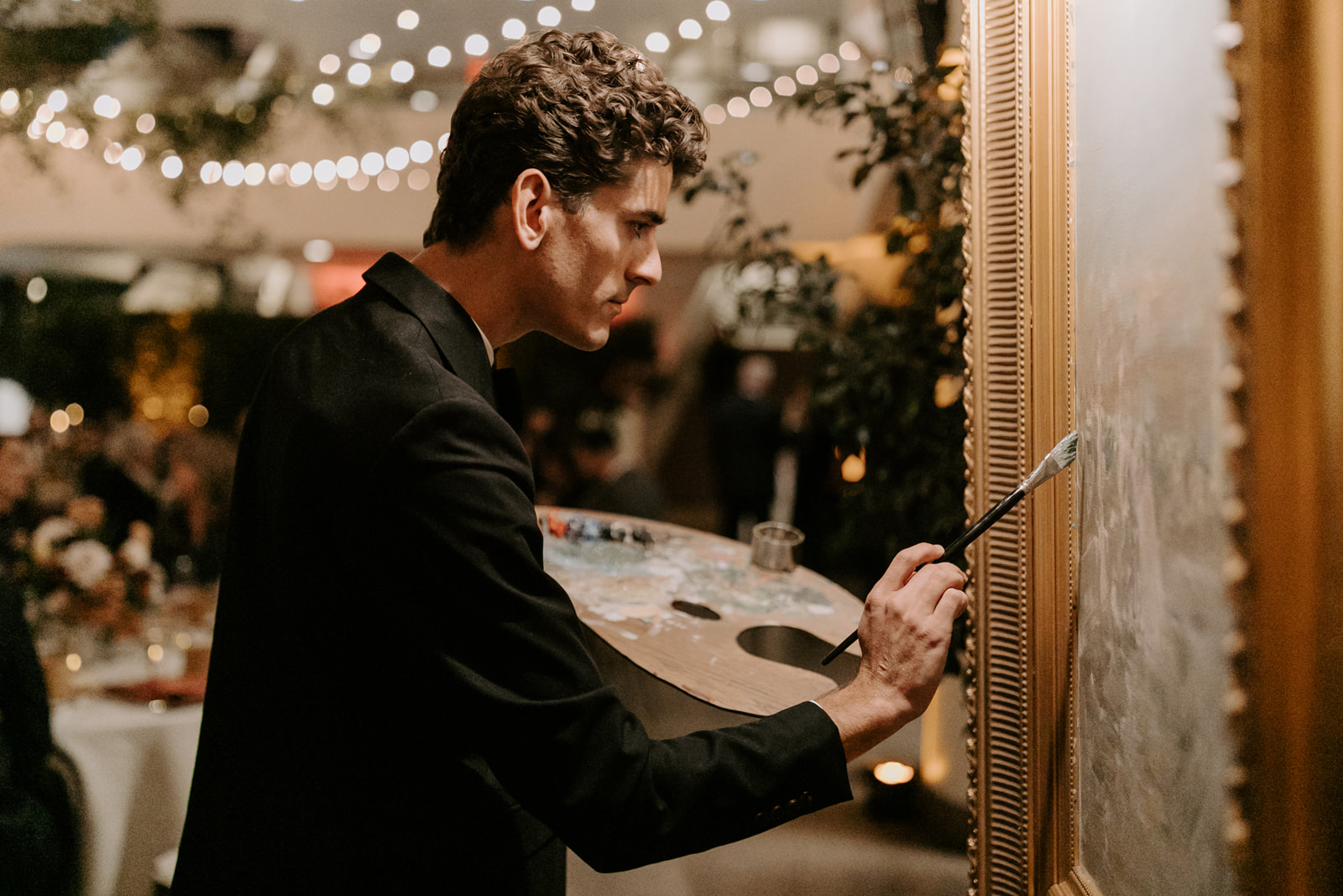 Live painter at a wedding